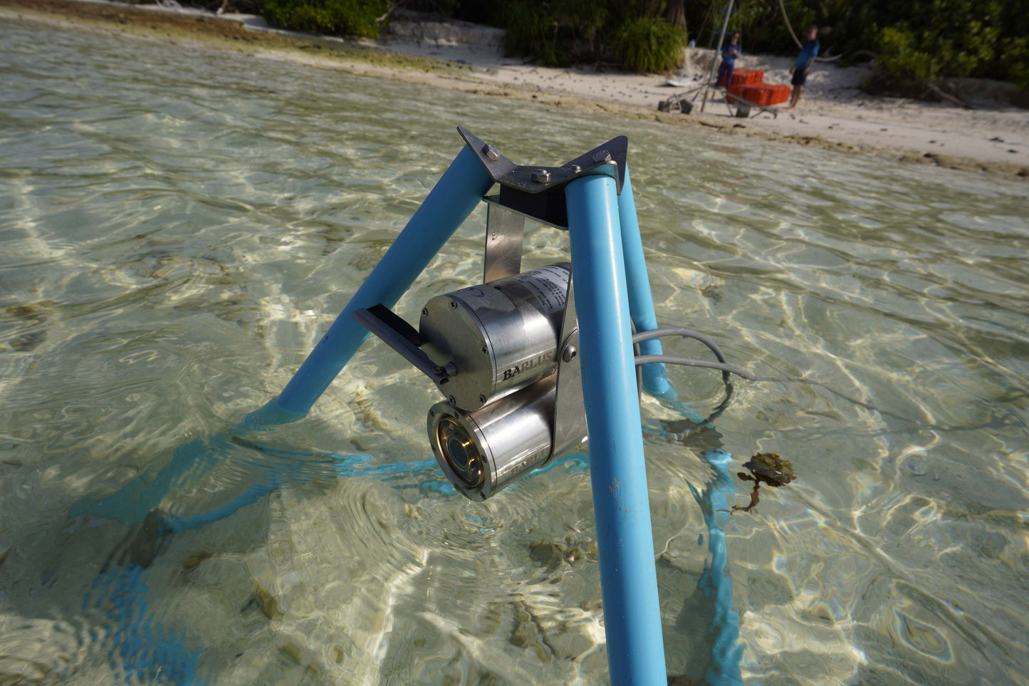9.Underwater camera with automatic glass cleaning function