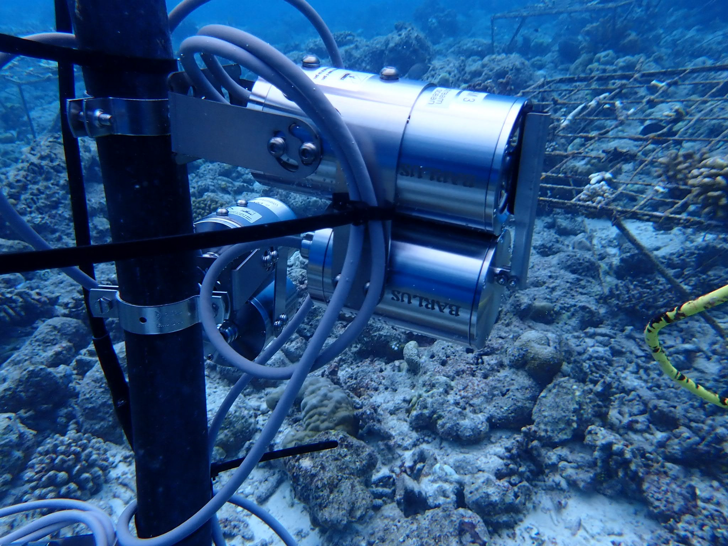 Underwater camera with automatic glass cleaning function